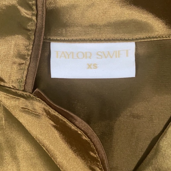 FEARLESS (TAYLOR'S VERSION) SATIN PAJAMA SET LIMITED EDITION TAYLOR SWIFT - Picture 4 of 4